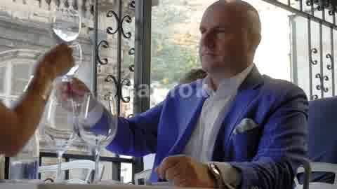 名流美女约会，酒店享受美食，谈情说爱