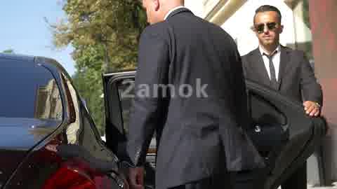 商务人士，奔驰汽车，打开车门上车