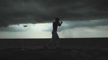 男子海边拳击训练  男子海边拳击训练