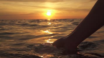 手捧海水 手捧湖水 唯美夕阳  手捧海水 手捧湖水 唯美夕阳