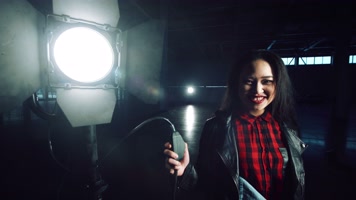 美女开启摄影灯 4K视频