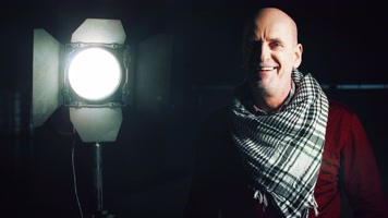 工作人员开启摄影灯 4K视频