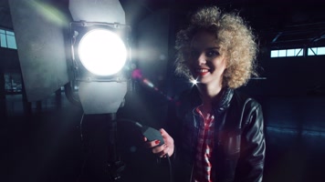 美女开启摄影灯 4K视频