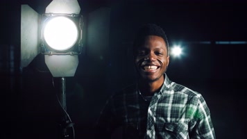 灯光师开启摄影灯 4K视频