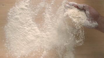 和面撒面粉慢镜头特写 和面撒面粉慢镜头特写