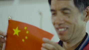 爱国情怀老艺人烫画葫芦