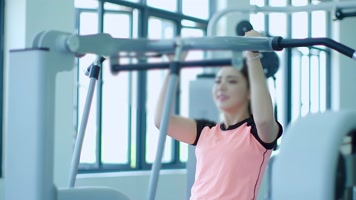 漂亮女健康锻炼-健身房+商务办公