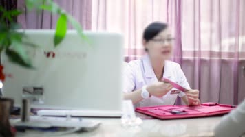 美容医生坐诊讲解