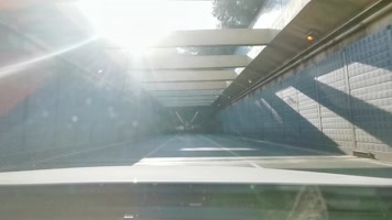 汽车穿越漂亮隧道