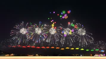  3D全息节日音乐烟花（2分58秒）