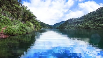 4K平静水面大山背景