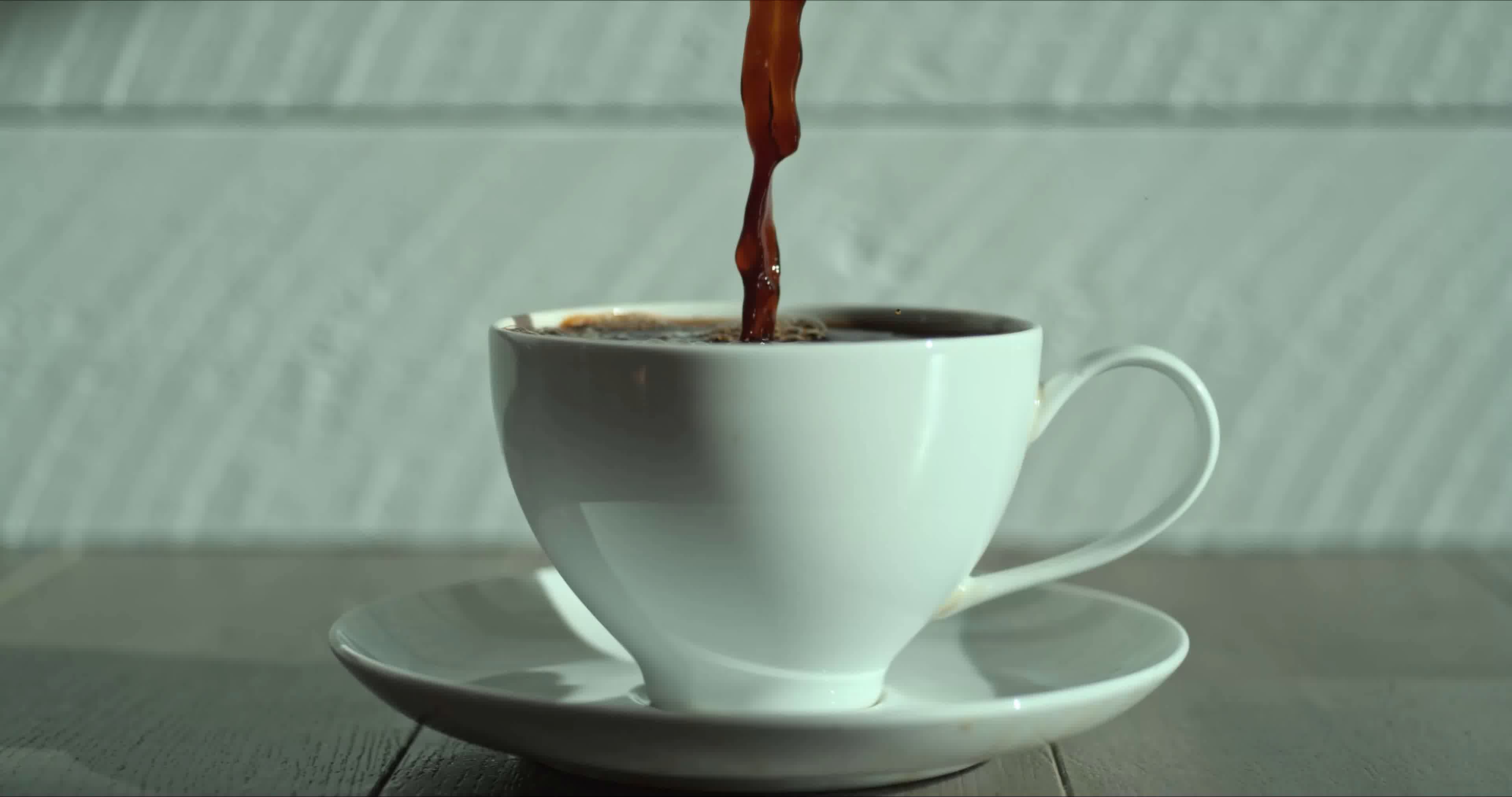 倒咖啡慢速，多角度慢镜头