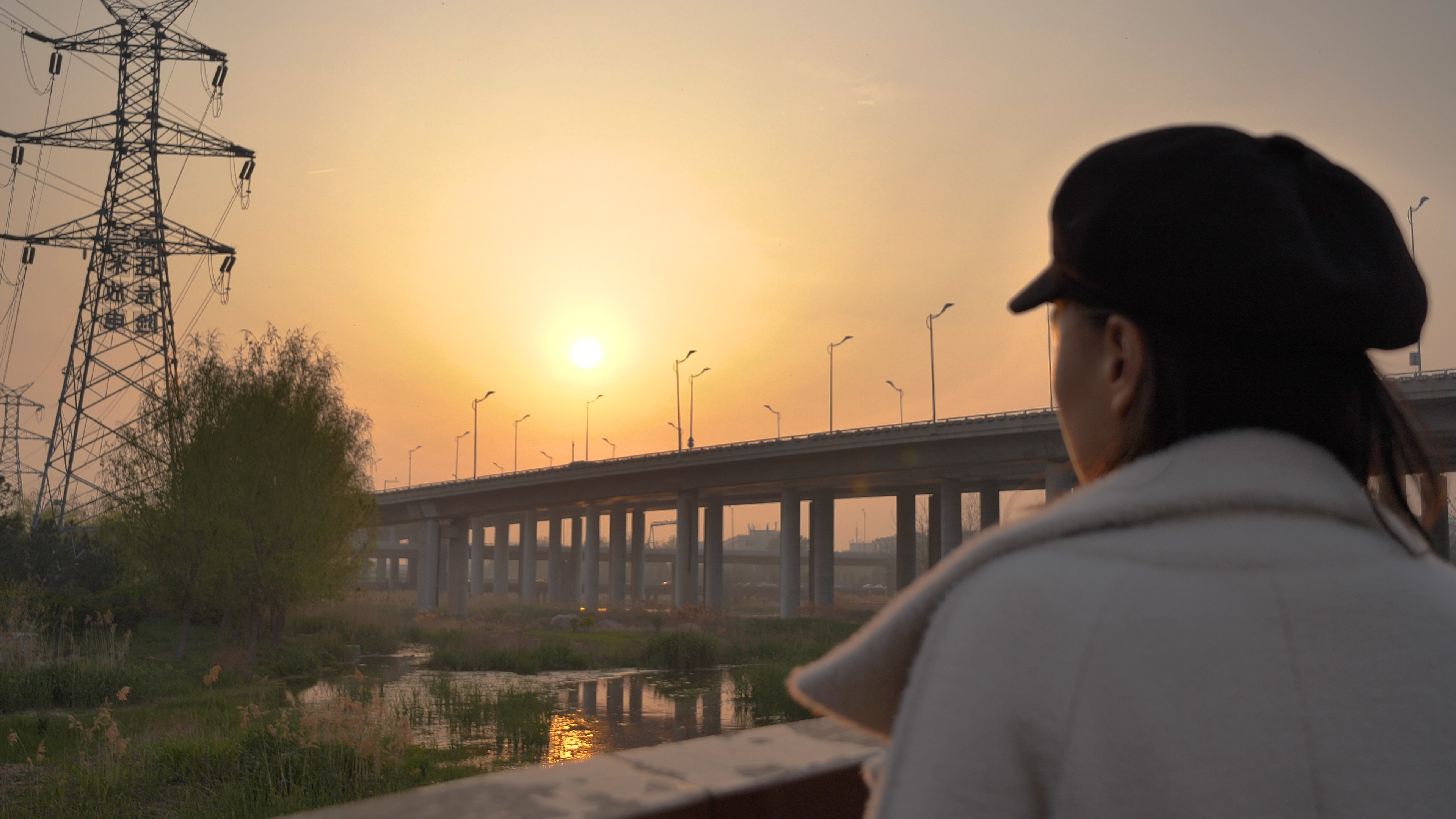 【4k画质】夕阳下忧愁的女孩背影