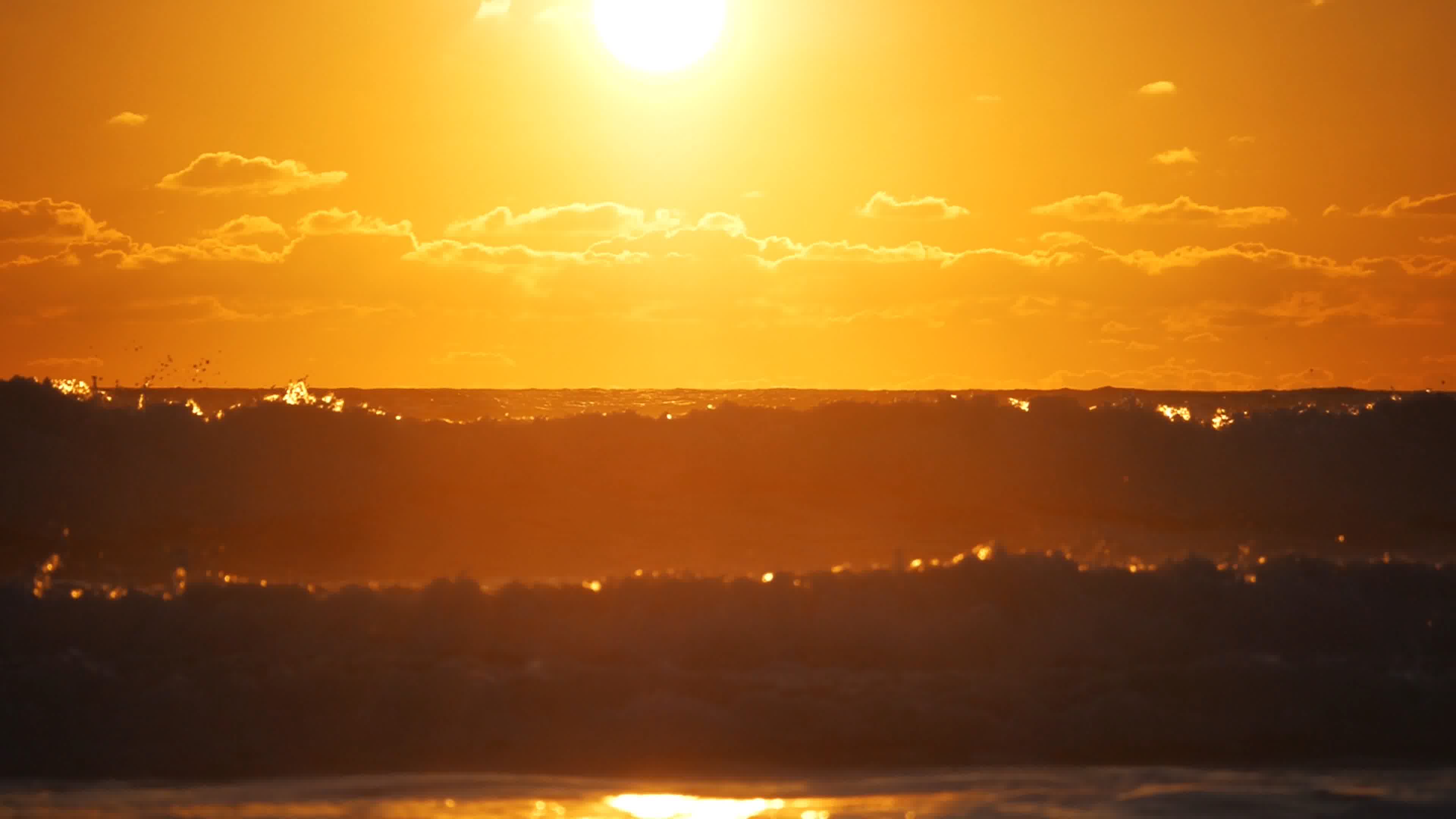 阳光海边波涛大浪