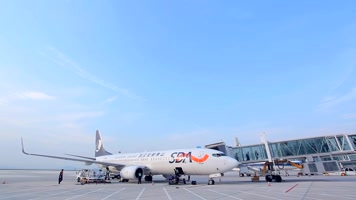 机场飞机起飞降落山东航空