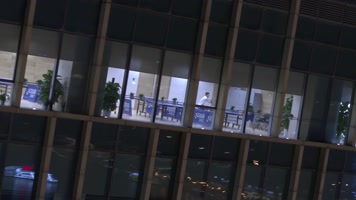 多角度航拍白领工作城市忙碌夜景大厦