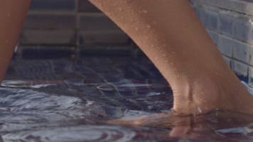 美女下游泳池，脚部特写