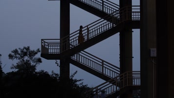 原创女孩一个人行走