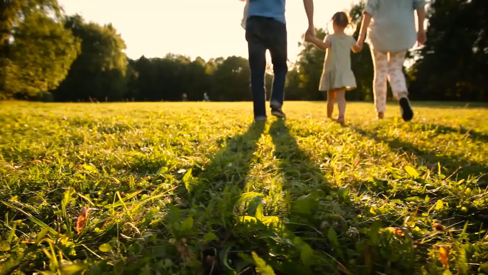 幸福家庭，手牵手行走