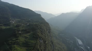 4K航拍云南豆沙关高速山间峡谷河流山顶人