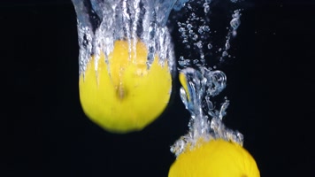 可商用各种水果落入水中激起水花