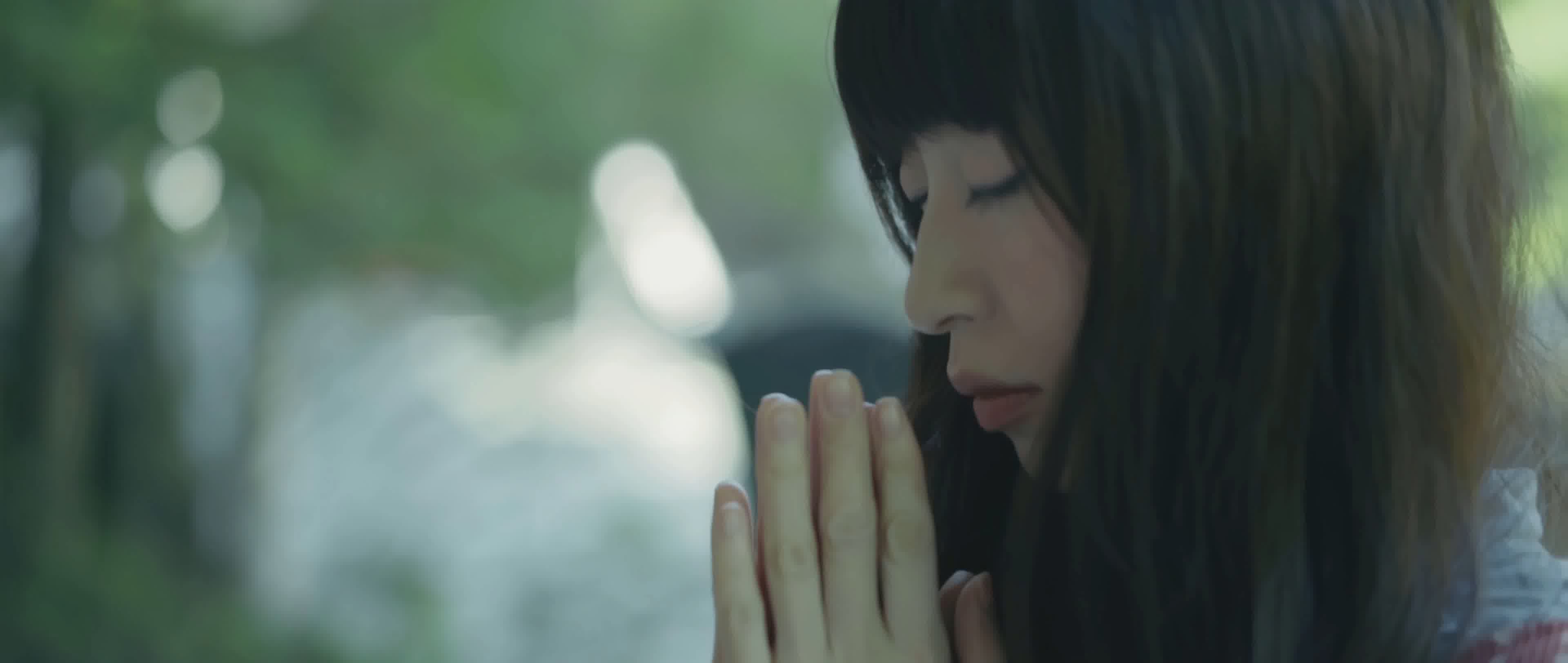 少女祈祷，美女祈福祈祷许愿烧香