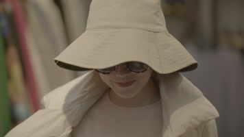 墨镜时装模特回眸一笑