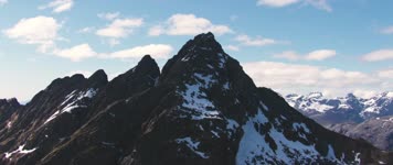 航拍山川河流汽车