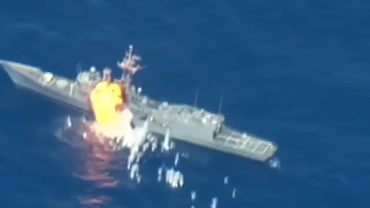 海战，导弹击中军舰，靶船