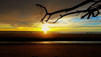 黄昏海边人群游玩