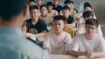 军人给学生上课