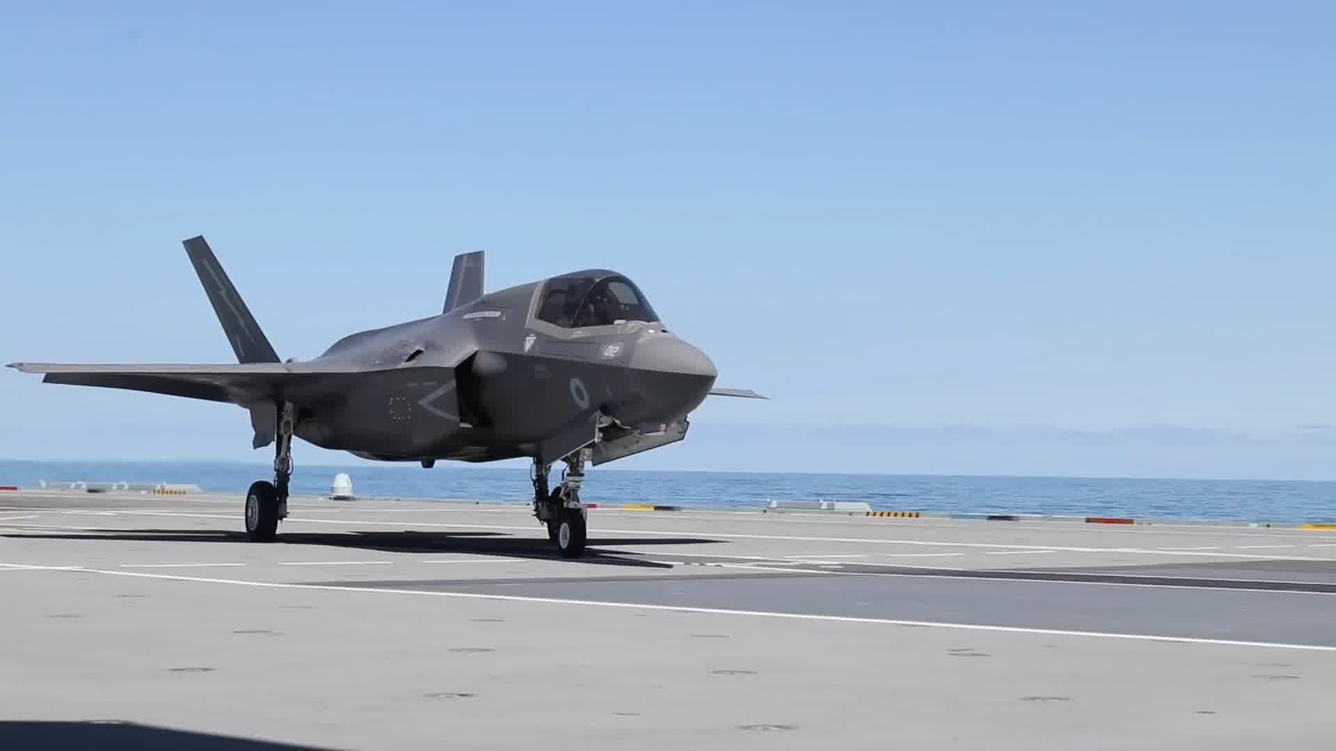 航空母舰，舰载机f35垂直起降