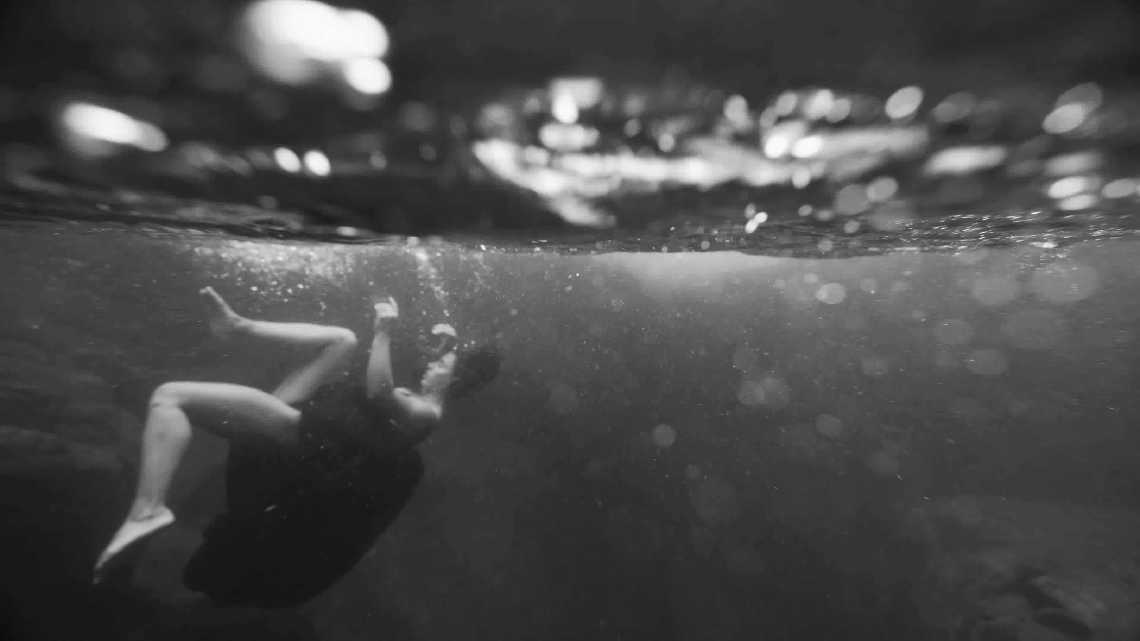 竹林环绕的湖面一位妙龄少女沐浴在水里（AI作画）-搜狐大视野-搜狐新闻