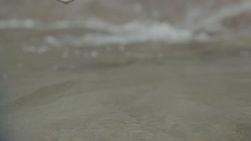 透彻纯净清澈见底纯天然生态小泉水水滴溪流