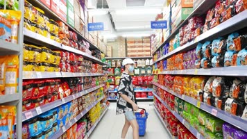 逛超市，超市琳琅满目4k视频素材