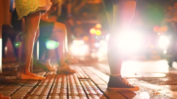 晚上下班等公交车回家，年轻人城市打拼4k