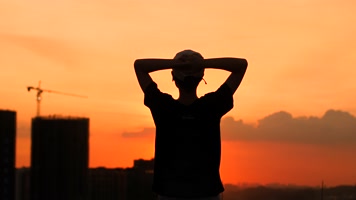 伤感女孩剪影,拥抱太阳,日出夕阳4k素材 伤感女孩剪影,拥抱太阳,日出夕阳4k素材