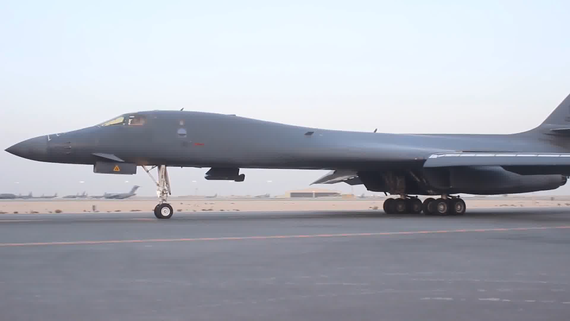 军事实拍，远程轰炸机，空军基地安装导弹