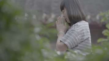 祈福跪拜的女子Log