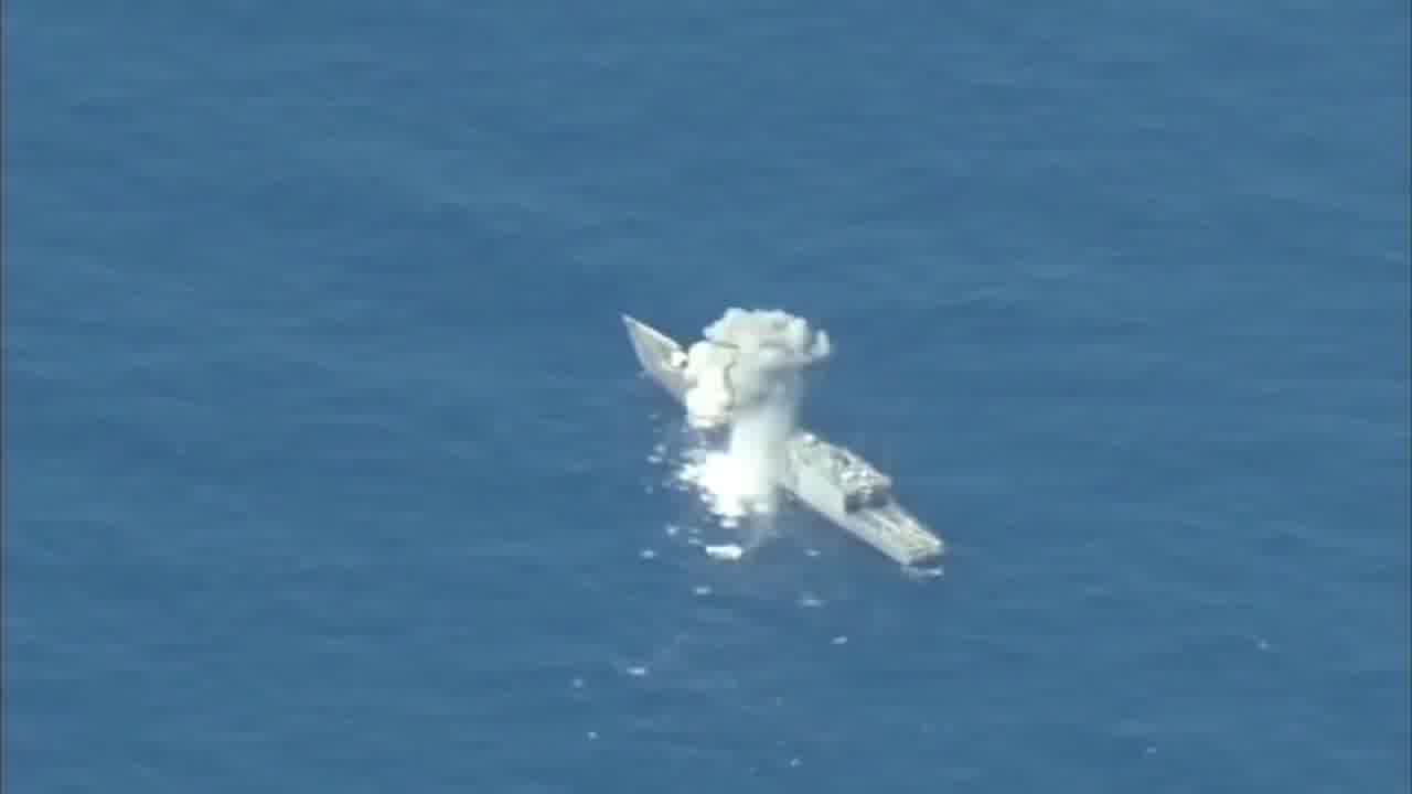 海战，导弹击中军舰，靶船