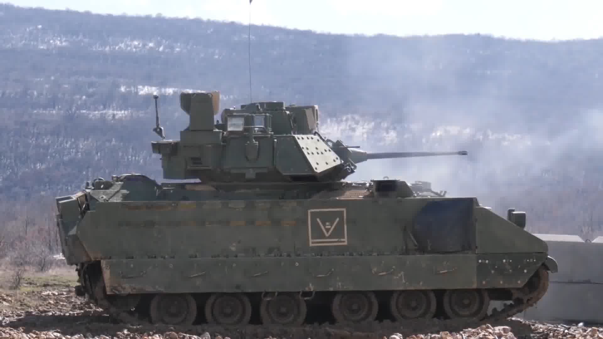 步兵车,装甲车  步兵车,装甲车