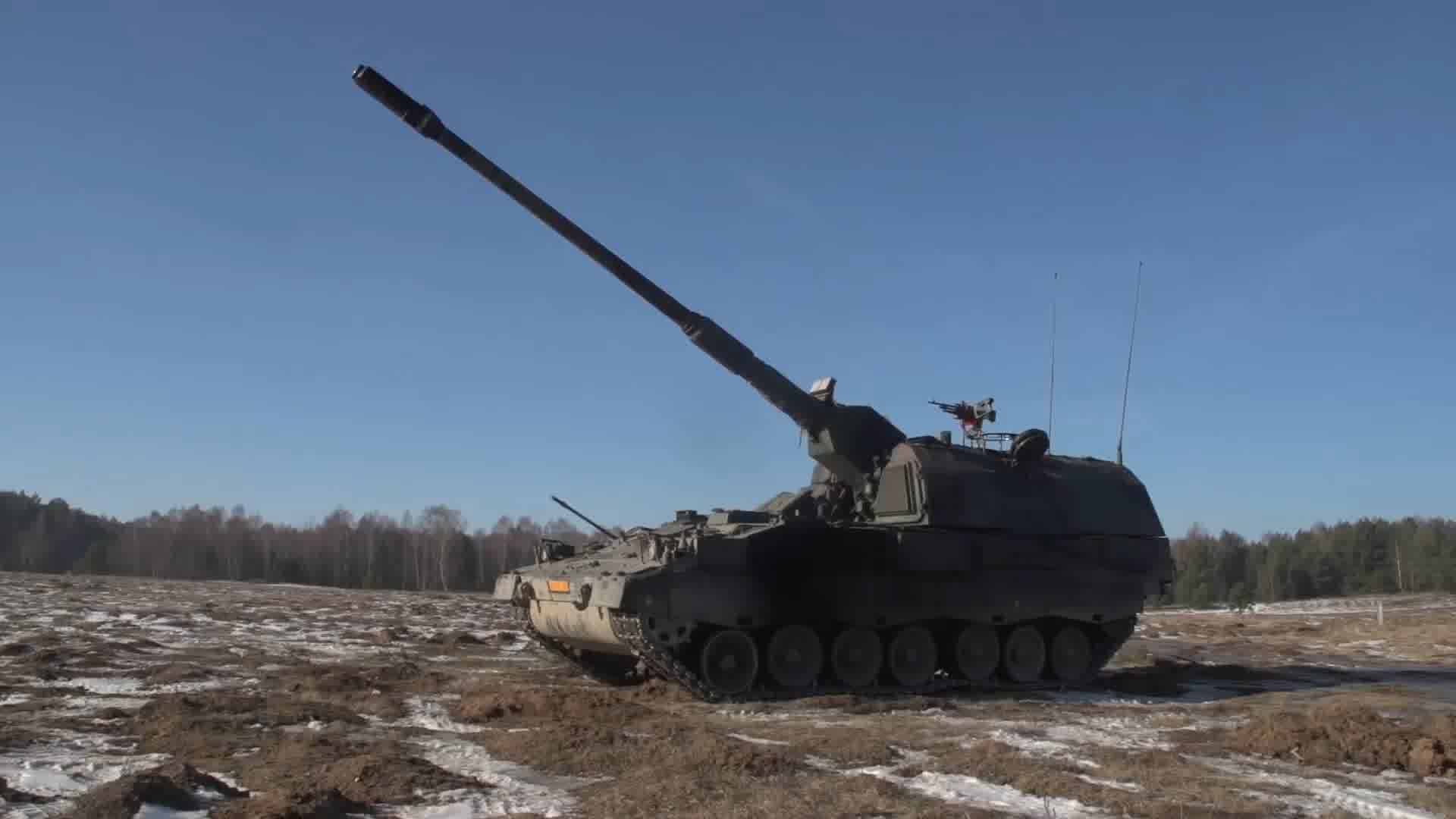 自行榴弹炮，实弹射击