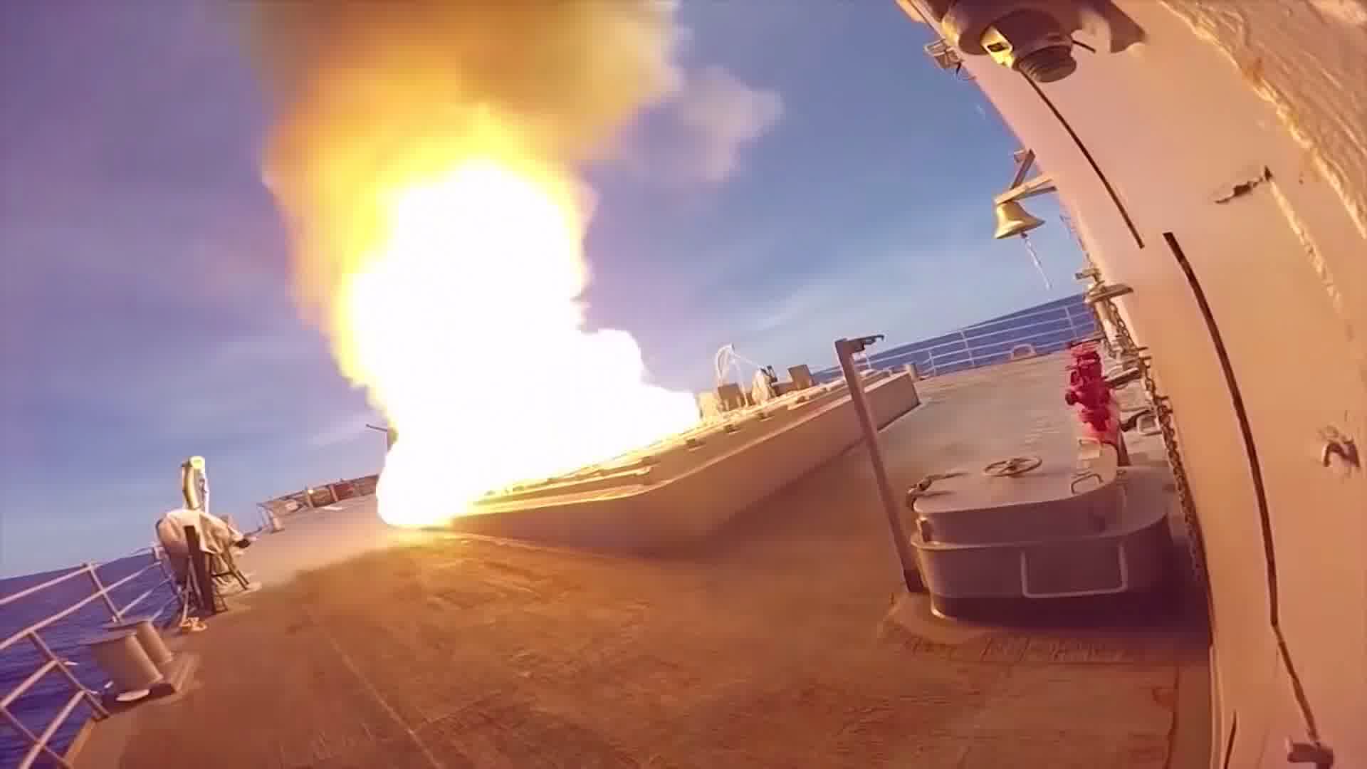 军事实拍，军舰垂直发射