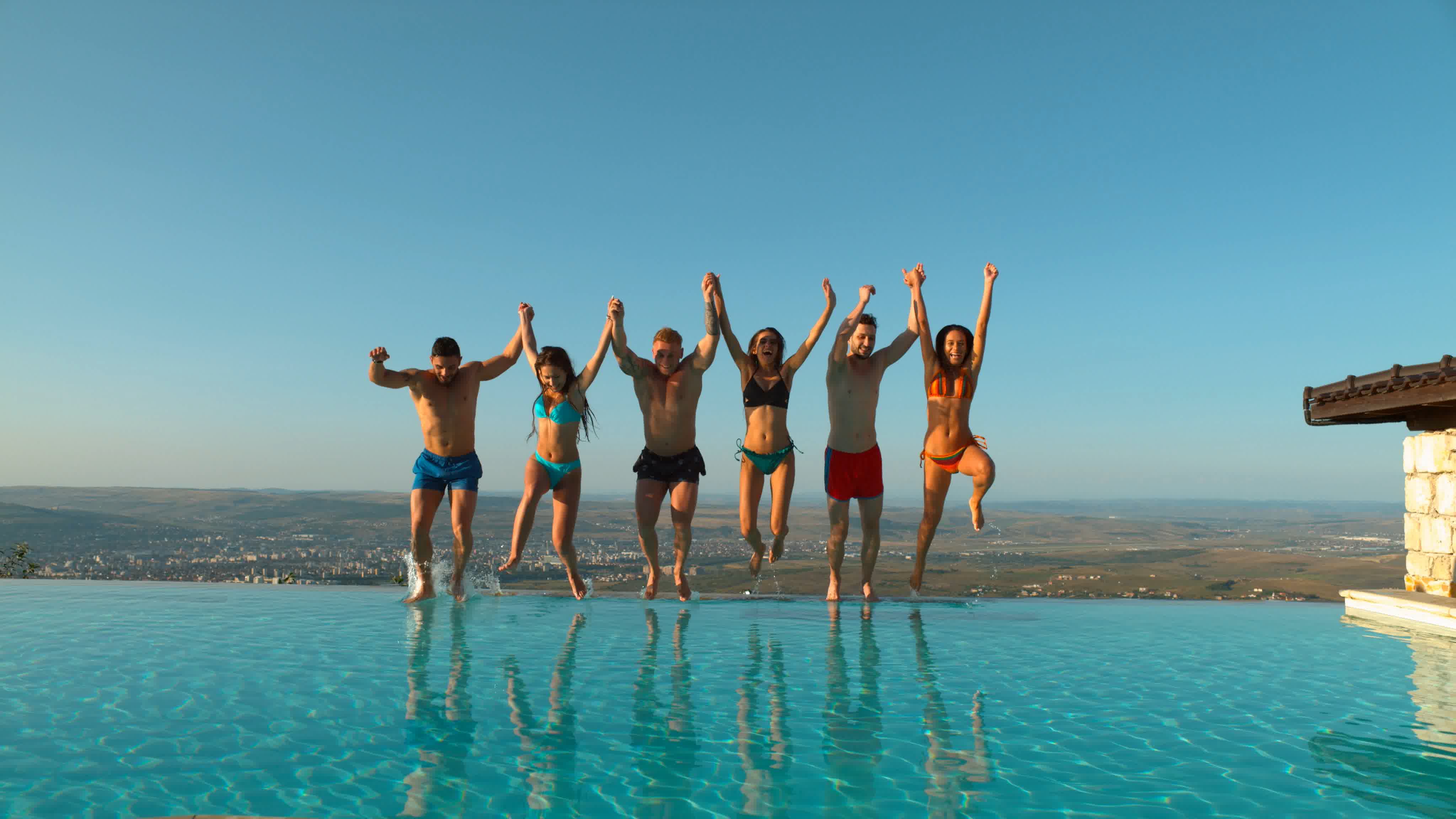 夏日游泳池，年轻人玩乐狂欢派对