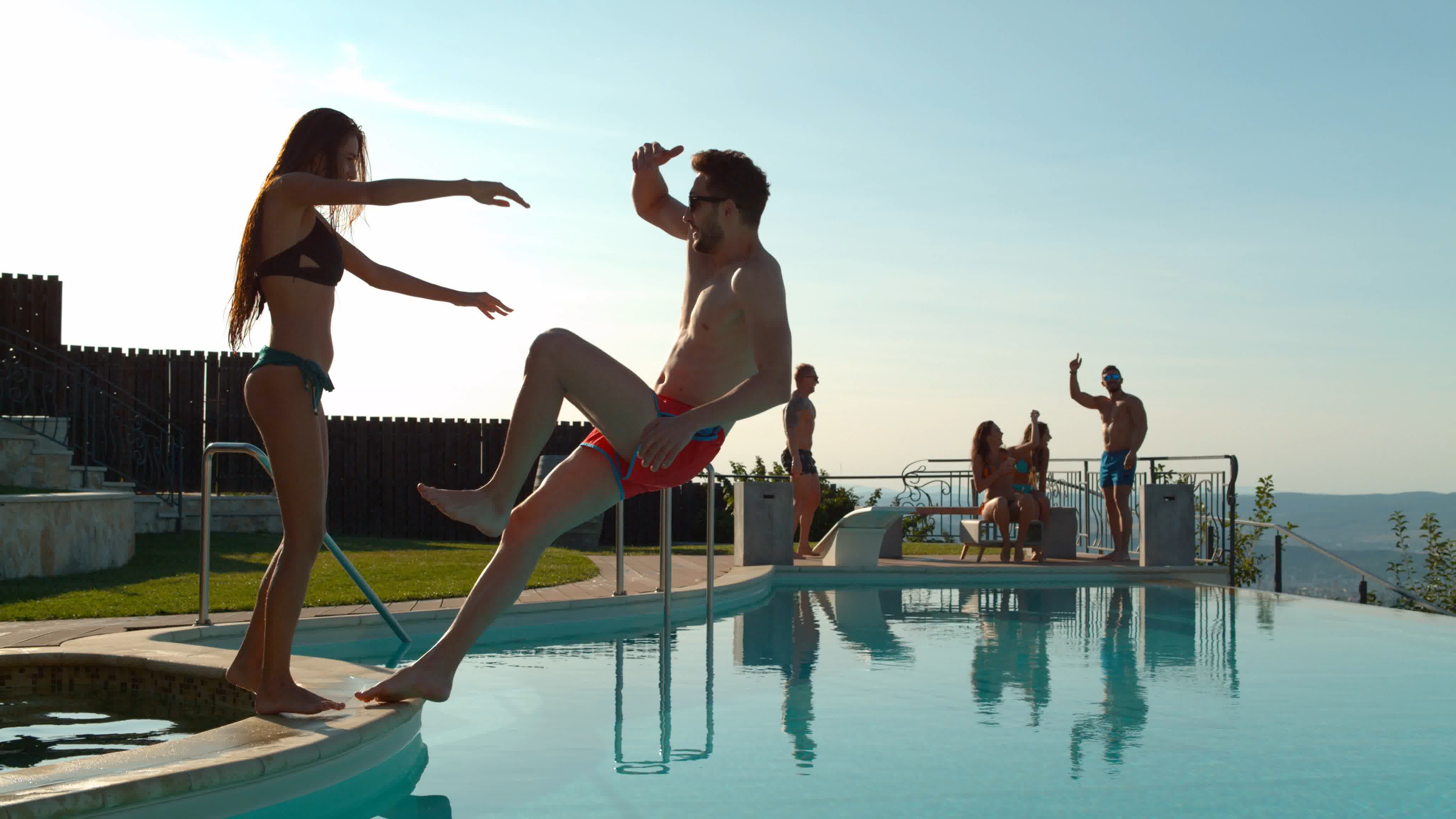 夏日游泳池，年轻人玩乐狂欢派对