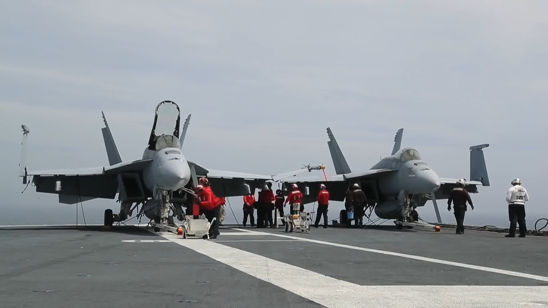 军事实拍，航母，军人安装导弹