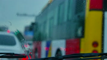 暴雨，下雨天开车，雨刮器4K视频素材