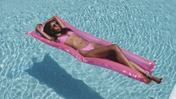 夏日游泳池，游泳池美女浮床浮排充气浮垫
