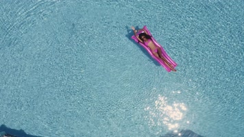 夏日游泳池，游泳池美女浮床浮排充气浮垫