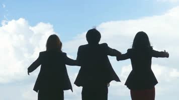 团队开心，集体举手